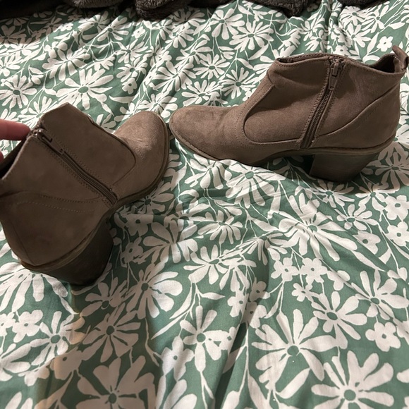 Brown High heel boots with fringe - Picture 2 of 4